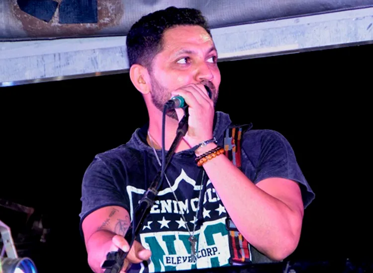 Tay estaria voltando da cidade de Candeal após um show