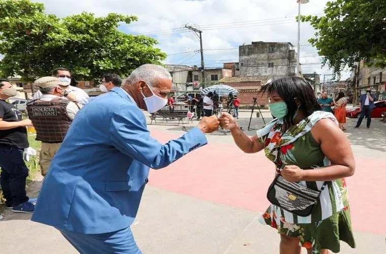 Quando estava na região de Águas Claras, a carreata do candidato se deparou com a campanha da candidata do PT, Major Denice Santiago