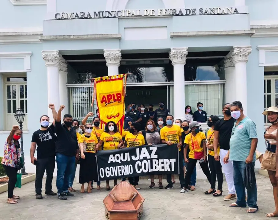 Esta é a segunda vez que educadores e ambulantes saem em caminhada contra a gestão municipal em apenas uma semana | Foto: Divulgação | APLB