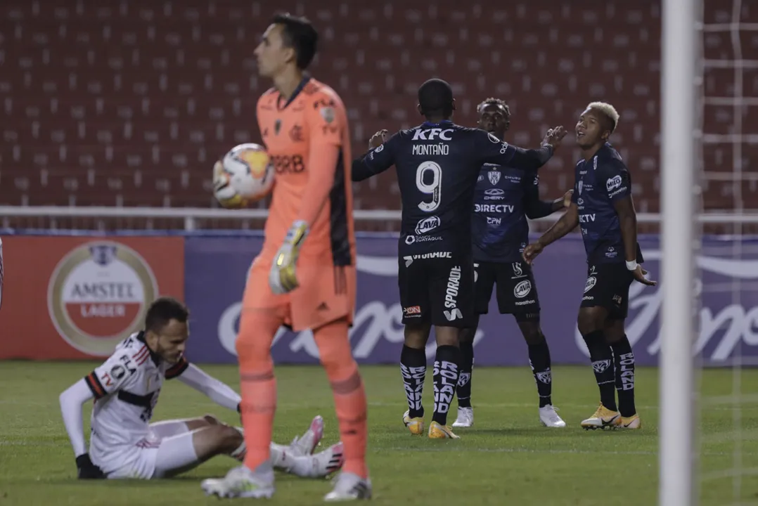Atual campeão, time brasileiro deu vexame no Equador e sofreu sua pior derrota na história da competição sul-americana | Foto: Franklin Jacome | AFP