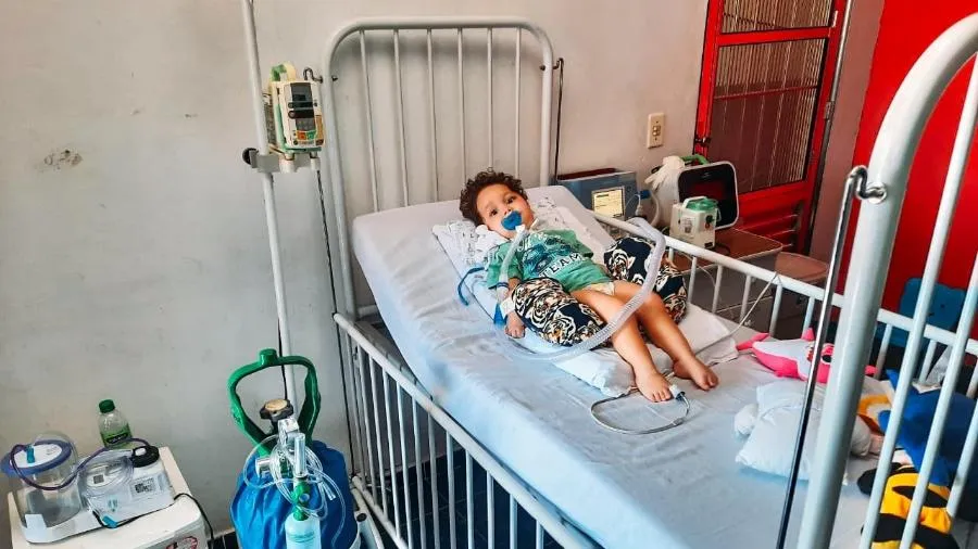 No momento, Arthur respira com ajuda de aparelhos | Foto: Arquivo Pessoal