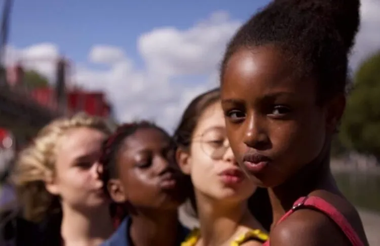 Filme, que recentemente estreou na Netflix, tem sido acusado pela ministra Damares Alves de sexualizar crianças | Foto: Reprodução | Netflix