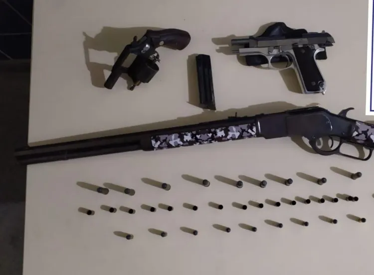 Armas foram apreendidas com suspeito | Foto: Divulgação | SSP