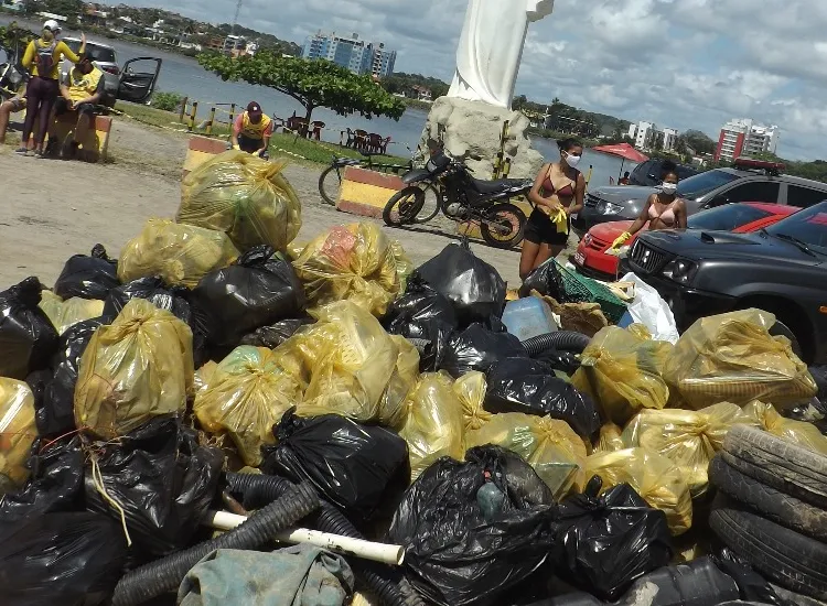 Materiais como plásticos, madeiras, eletrodomésticos e pneus foram recolhidos das praias