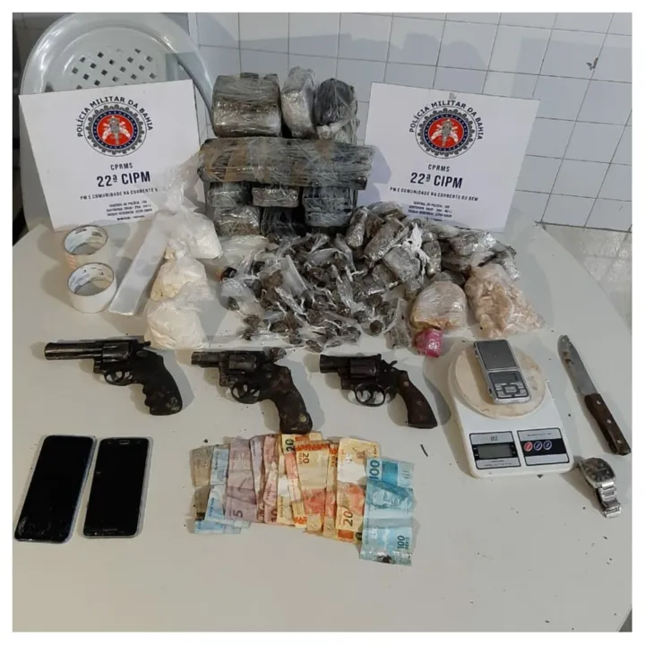 Cerca de 30 quilos de drogas em porções variadas e armas foram localizadas com eles | Foto: Divulgação | SSP-BA
