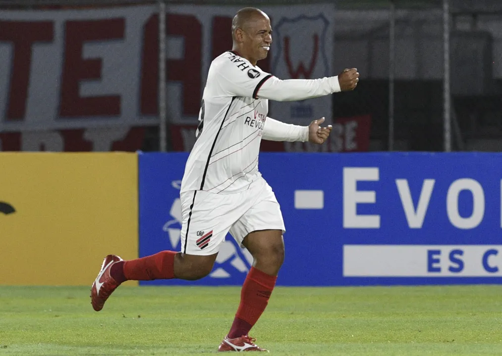 O atacante Walter comemora gol do Furacão contra o time boliviano | Foto: Aizar Raldes | AFP