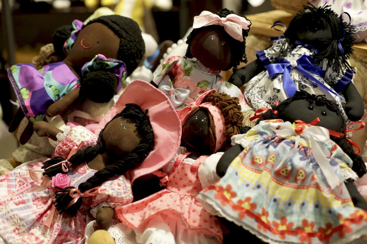 Estudo realizado este ano mostra que entre empresas fabricantes analisadas, apenas oito possuíam bonecas negras em seus inventários | Foto: Adilton Venegeroles | Ag. A TARDE | 08.10.2020