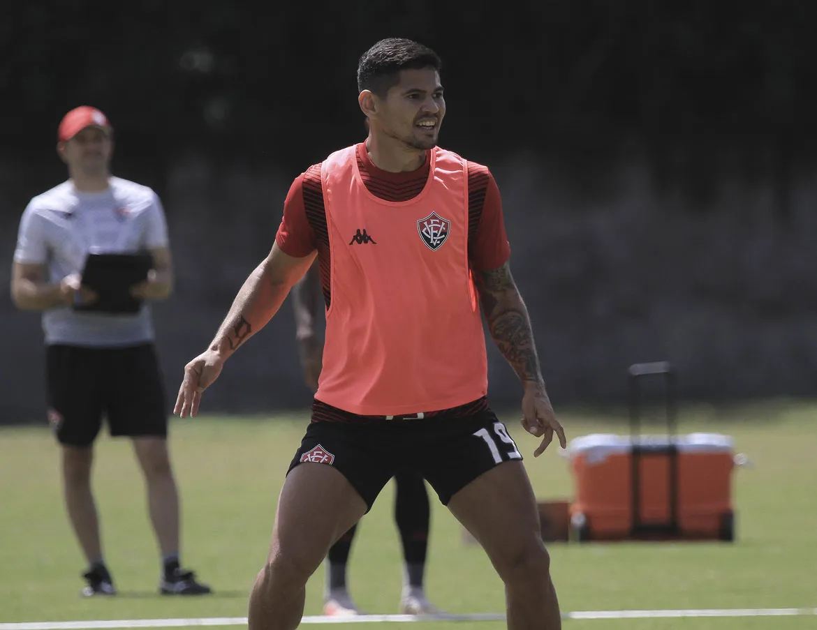 Léo Ceará volta ao time após cumprir dois jogos de suspensão | Letícia Martins | EC Vitória