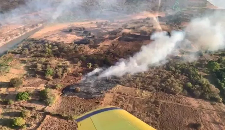 Bombeiros contam com o auxilio de aeronaves para combater focos de incêndio florestal em Barra, no oeste baiano | Foto: Divulgação | CBMBA