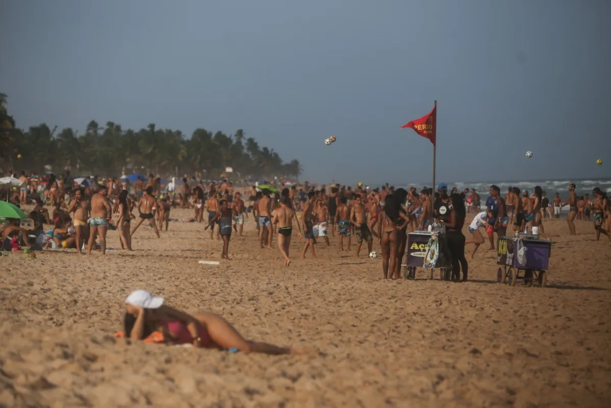 Aglomerações puderam ser vistas neste domingo, 11, nas praias do Flamengo e de Stella Maris | Foto: Raphael Muller | A Tarde