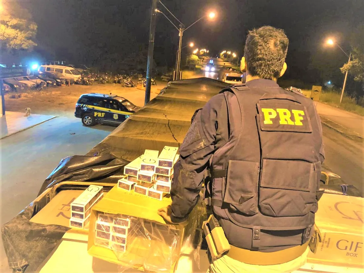 Motorista de 31 anos foi preso em flagrante delito e encaminhado, com o veículo e a carga, para a Polícia Civil | Foto: Divulgação | PRF