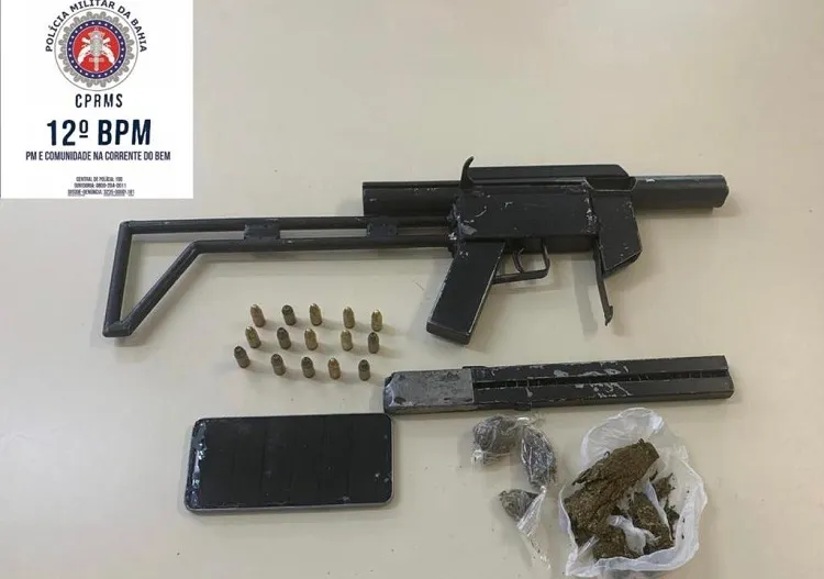 Uma das ações foi realizada no bairro de Lama Preta, onde foram apreendidos submetralhadora calibre 9mm, carregador, munições e oito porções de maconha | Foto: Divulgação | SSP-BA