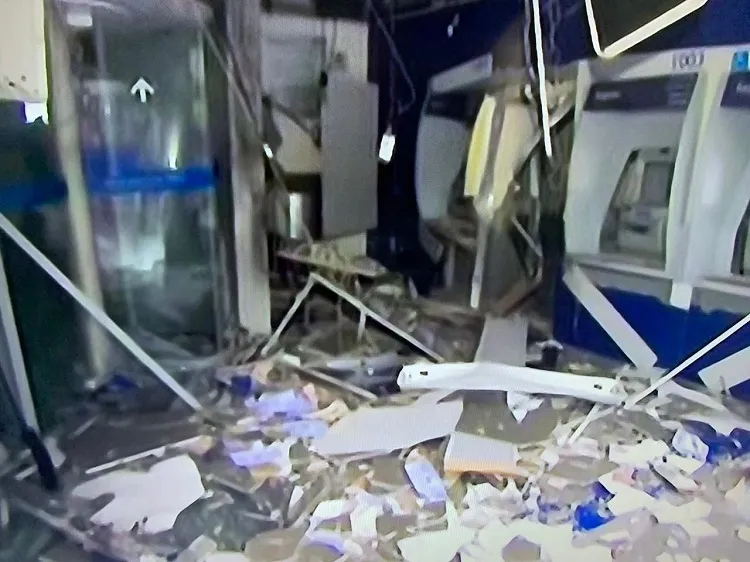 Ação criminosa foi realizada na madrugada desta terça-feira, 20; agência da Caixa está localizada na rua Mello Moraes Filho | Foto: Reprodução | TV Bahia
