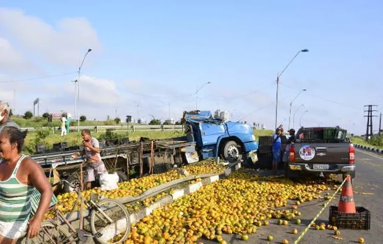 Carga foi levada por moradores da região | Foto: Ed Santos | Acorda Cidade