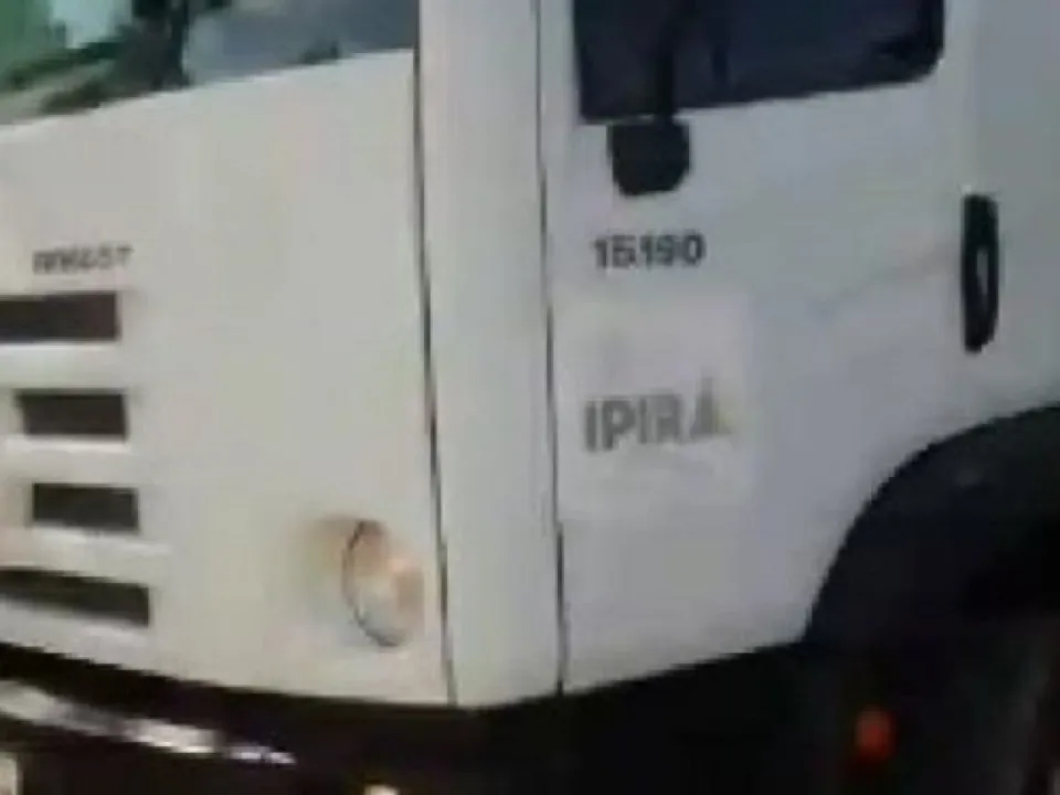 A caçamba da Prefeitura de Ipirá descarrega areia no povoado do Pau-Ferro.