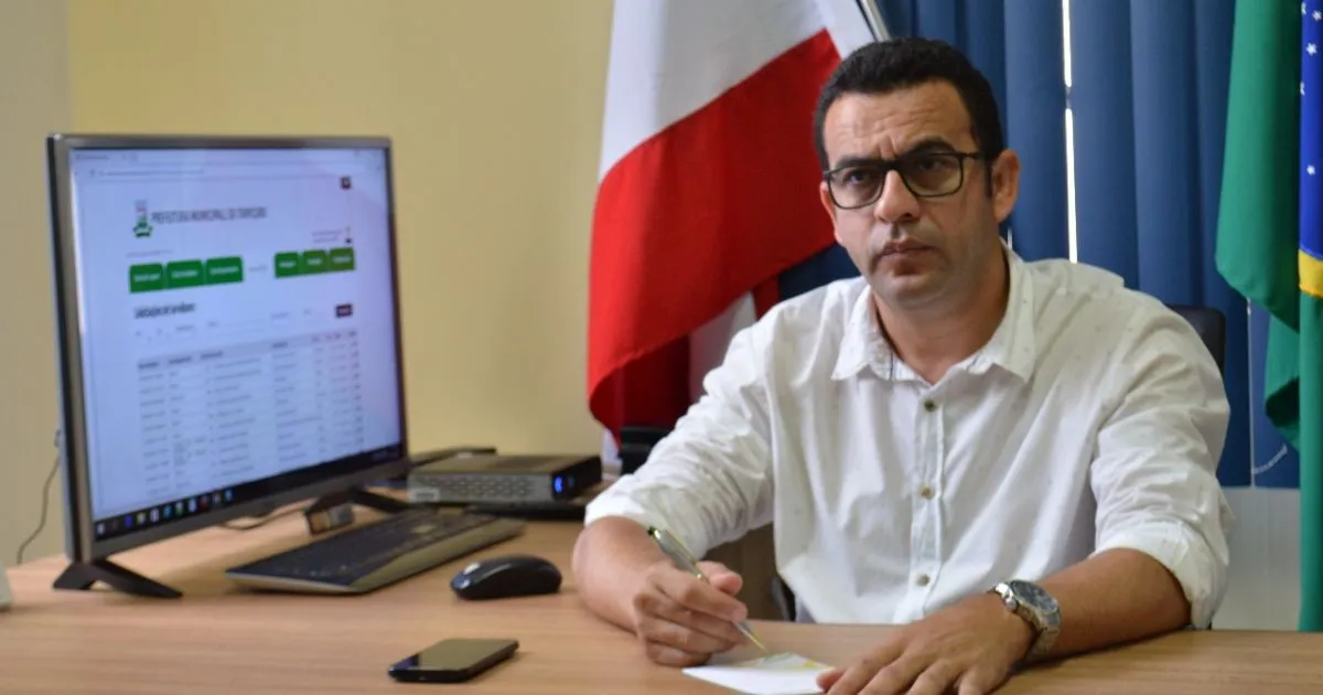 Conforme a sentença, o gestor municipal teria desobedecido à Lei n° 9504/97, que proíbe publicidade institucional nos três meses anteriores ao pleito.
