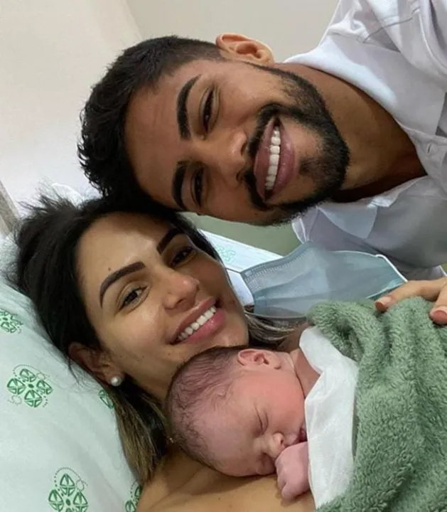Cecília nasceu pelos braços do pai, o lateral-direito Bryan | Foto: Reprodução | Instagram