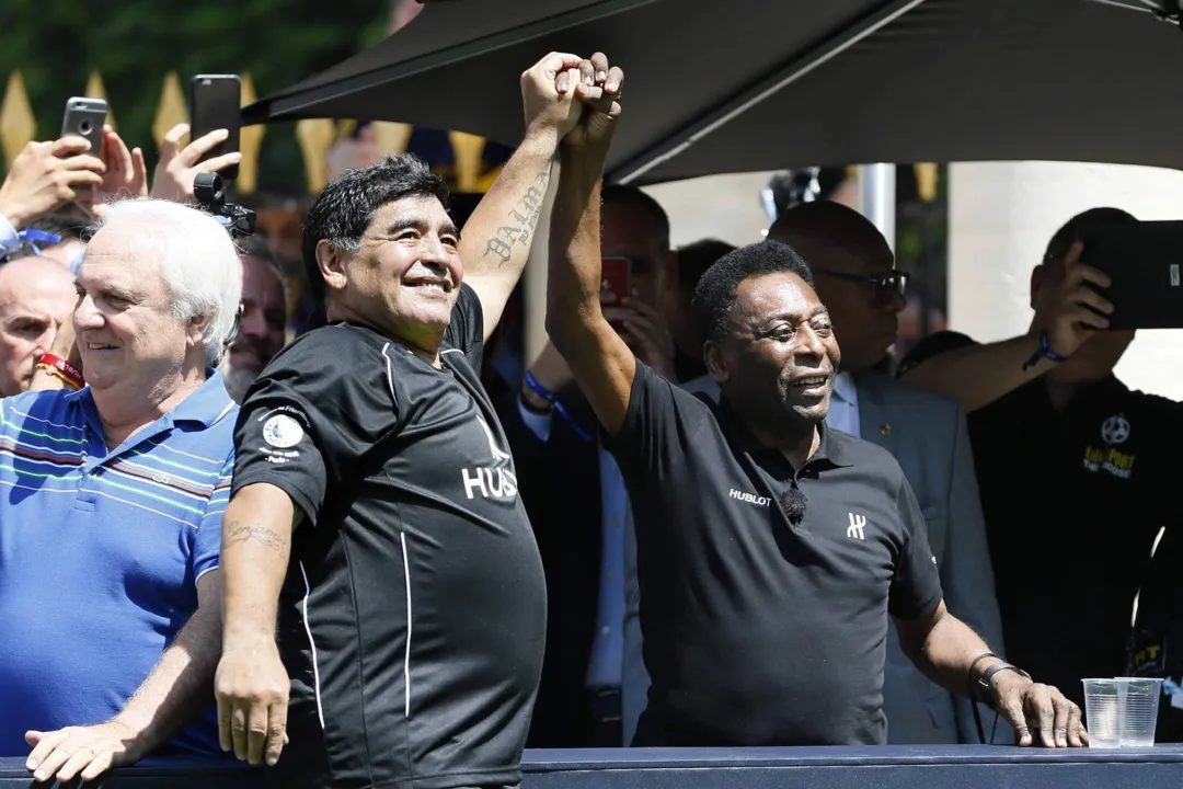 Maradona e Pelé selaram a paz entre eles em 2016, durante evento em Paris de uma marca de relógios | Foto: Patrick Kovarik | AFP