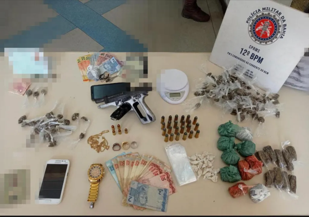 Suspeitos foram autuados por tráfico de drogas, associação ao tráfico e um deles também por porte ilegal de arma de fogo | Foto: Divulgação | SSP