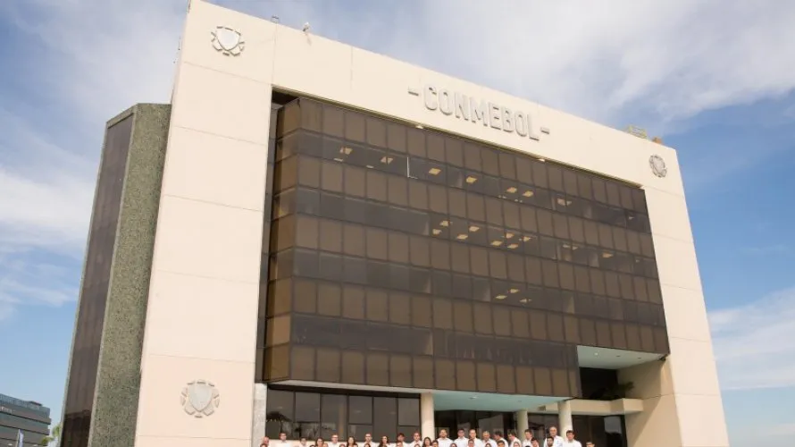 O procurador público, responsável por cerca de vinte investigações desde 2015 sobre o futebol mundial, confiscou 36,6 milhões de francos suíços | Foto: Divulgação | Conmebol