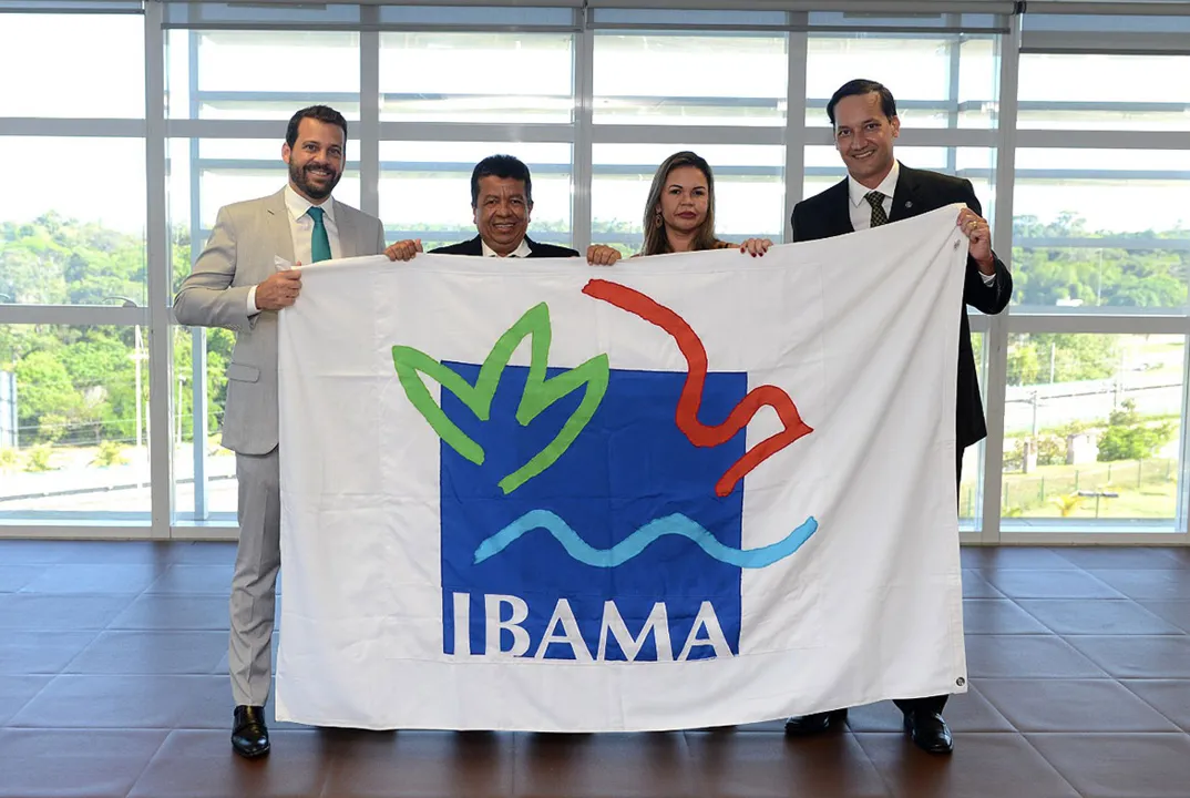 Superintendente Ibama Bahia, Rodrigo Alves (à esq.), os servidores de carreira do Ibama, Alberto Santana e Cristiane Almeida, e o procurador especializado do Ibama, Cristiano Barbuda | Foto: Divulgação