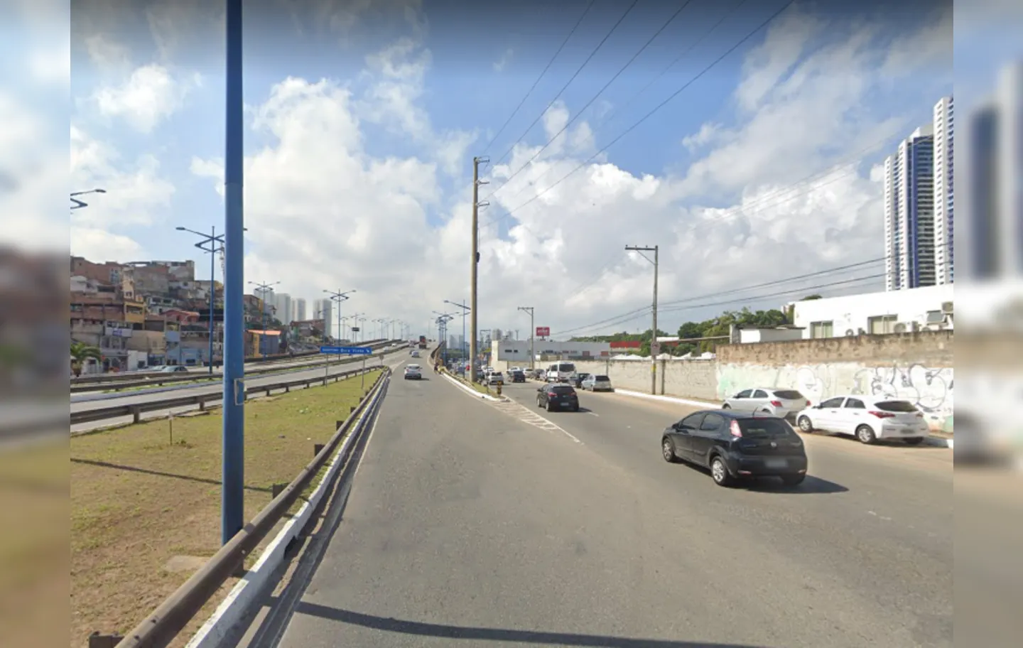 Acidente aconteceu na avenida Heitor Dias, na Rótula do Abacaxi