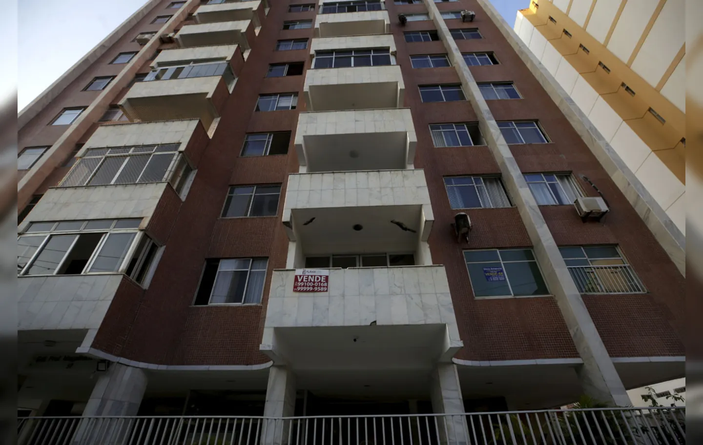Edifício com apartamento à venda no Costa Azul | Foto: Adilton Venegeroles | Ag. A TARDE