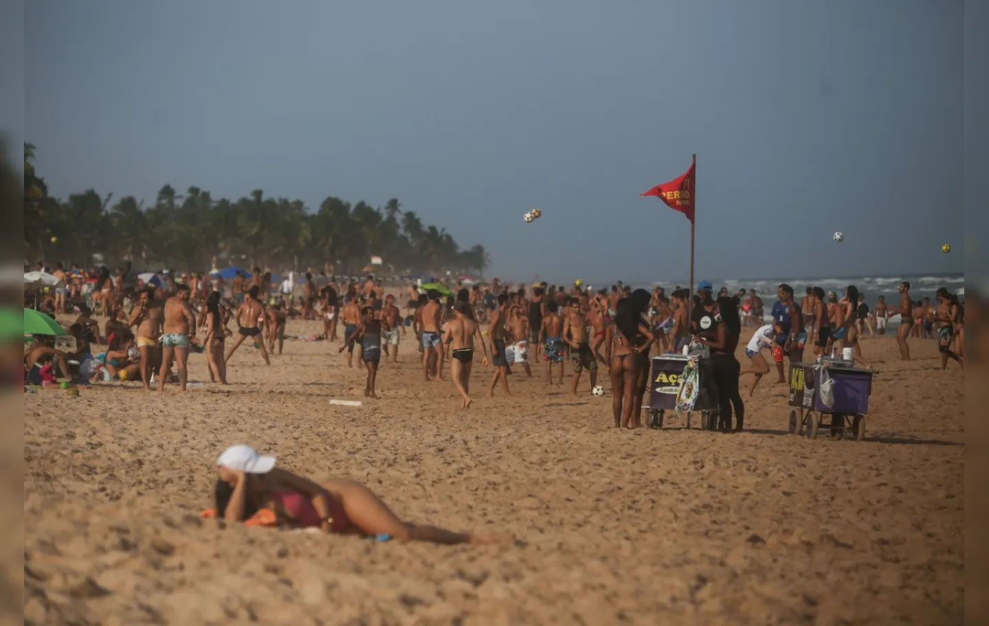 Aglomerações puderam ser vistas neste domingo, 11, nas praias do Flamengo e de Stella Maris | Foto: Raphael Muller | A Tarde