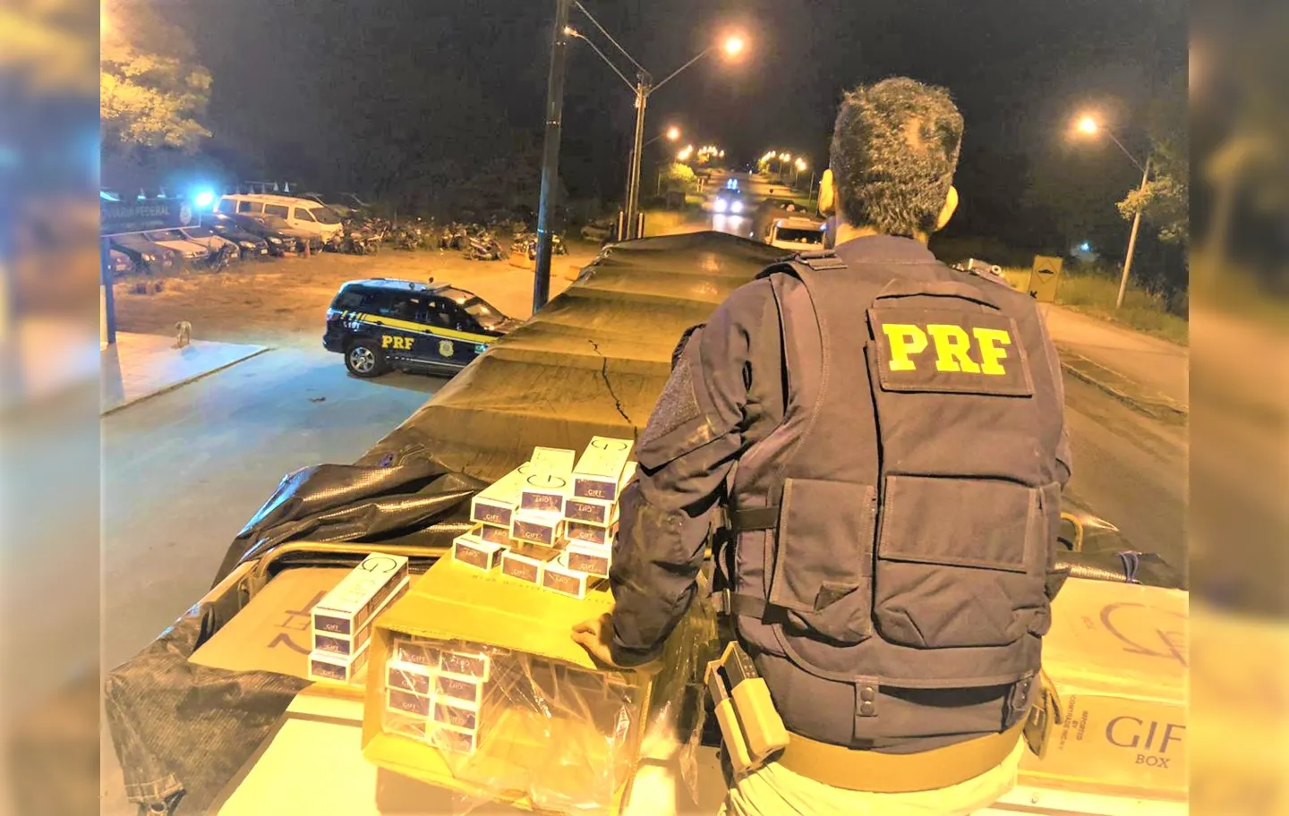 Motorista de 31 anos foi preso em flagrante delito e encaminhado, com o veículo e a carga, para a Polícia Civil | Foto: Divulgação | PRF