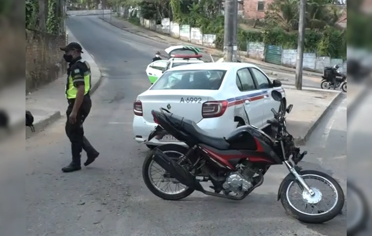 Condutor da motocicleta ficou ferido após colisão | Foto: Reprodução | TV Bahia