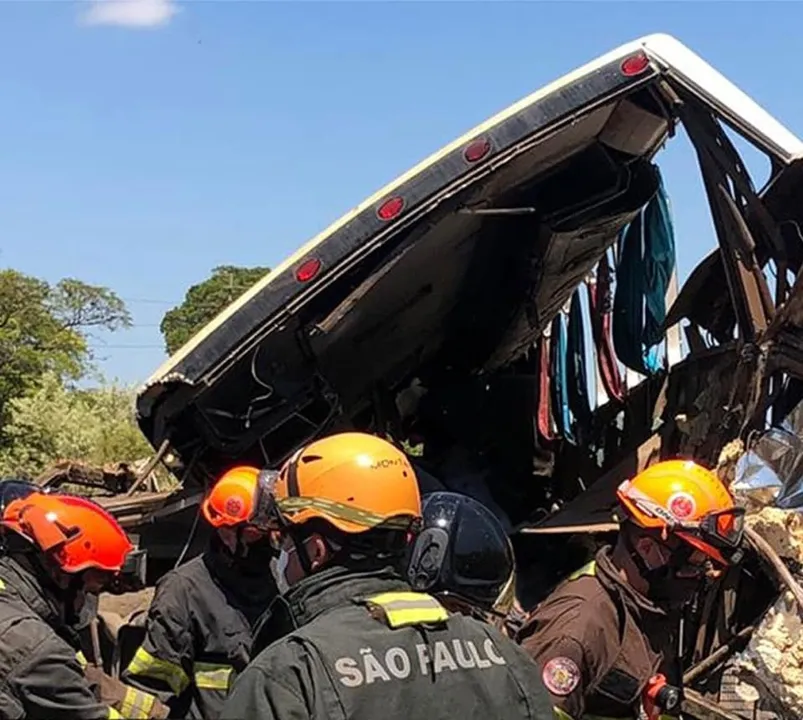 Difícil entender como uma firma considerada clandestina consegue rodar, movimentar venda de passagem, apanhar passageiros | Foto: Divulgação | Bombeiros PMESP