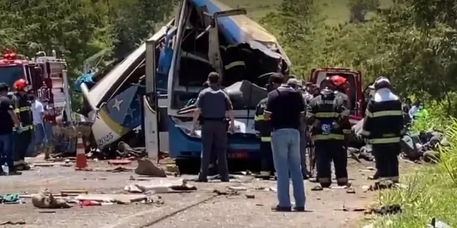 Colisão foi entre um ônibus que transportava funcionários de uma fábrica de jeans e uma carreta | Foto: Reprodução | Record TV