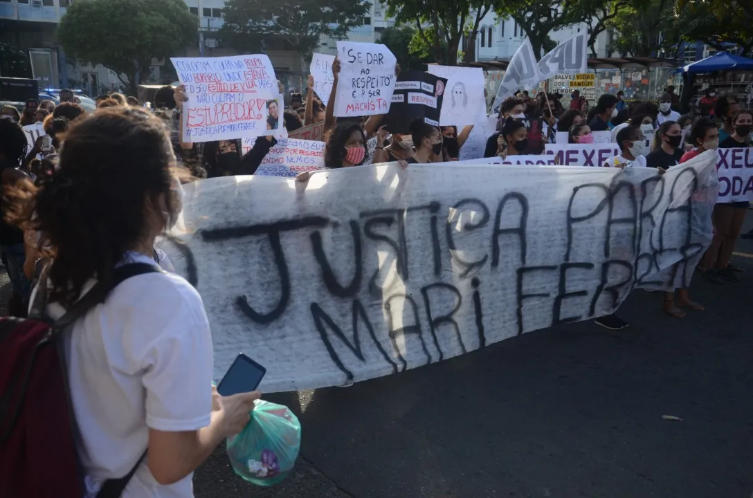 Manifestação no Centro de Salvador lembrou o caso de Mariana Ferrer, vítima de estupro