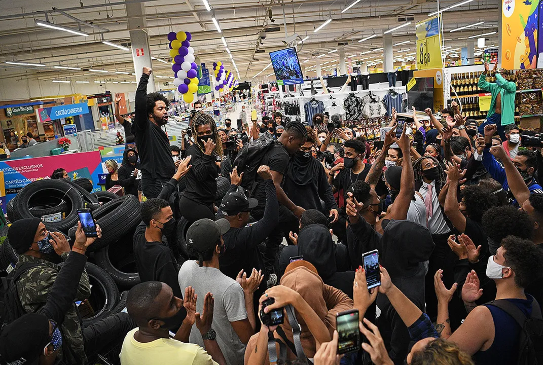 Protestos contra o assassinato de homem negro em Porto Alegre se espalham | Foto: Carl de Souza | AFP