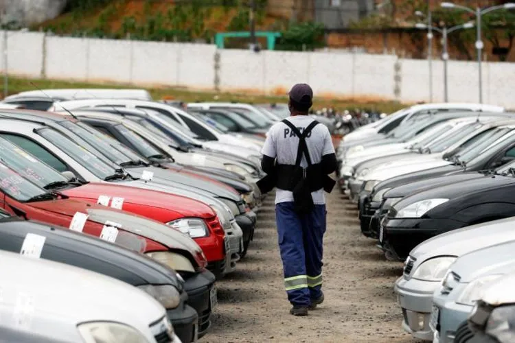 Leilão terá 63 veículos disponíveis com valor inicial de R$ 6 mil