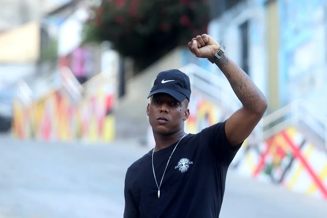 "Eu espero e luto por dias melhores", diz o musico Matheus Malveiro | Foto: Felipe Iruatã | Ag. A TARDE