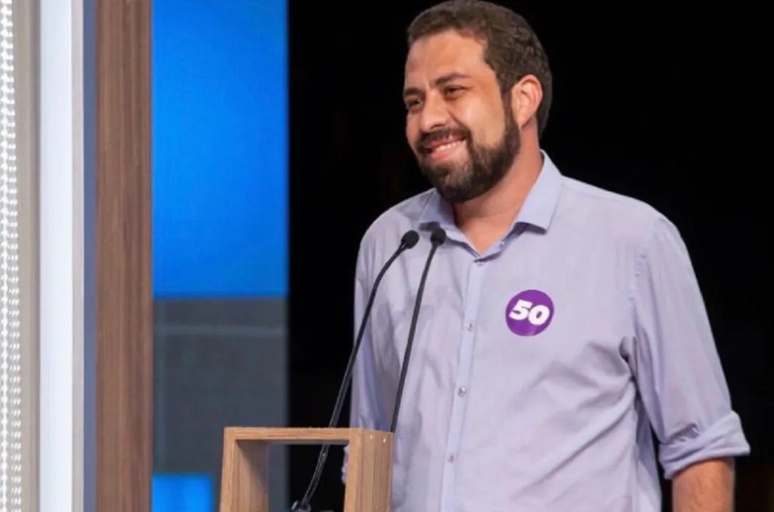 Antes de iniciarem a partida, Boulos e Felipe Neto conversaram sobre fake news | Foto: Nadja Kouchi