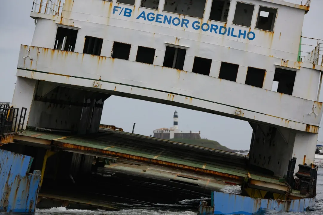 Ferry Agenor Gordilho foi afundado na Baía de Todos-os-Santos | Foto: Rafael Martins | Ag. A TARDE