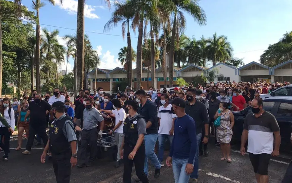 Durante a caminhada até o túmulo, eles cantaram várias músicas de Zezé Di Camargo e Luciano | Reprodução | G1