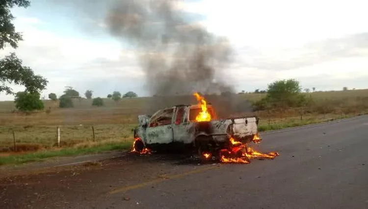 Carro foi incendiado após colisão | Foto: Divulgação | PM