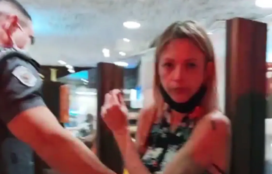 Agressora foi identificada como Lidiane Biezok, que chegou ao local aparentemente alterada | Foto: Reprodução