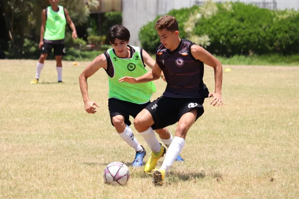 Com apenas 14 anos, Paulinho (dir) já integra o time sub-17 do Leão do Sisal | Foto: Arquivo Pessoal | Vitor Souto