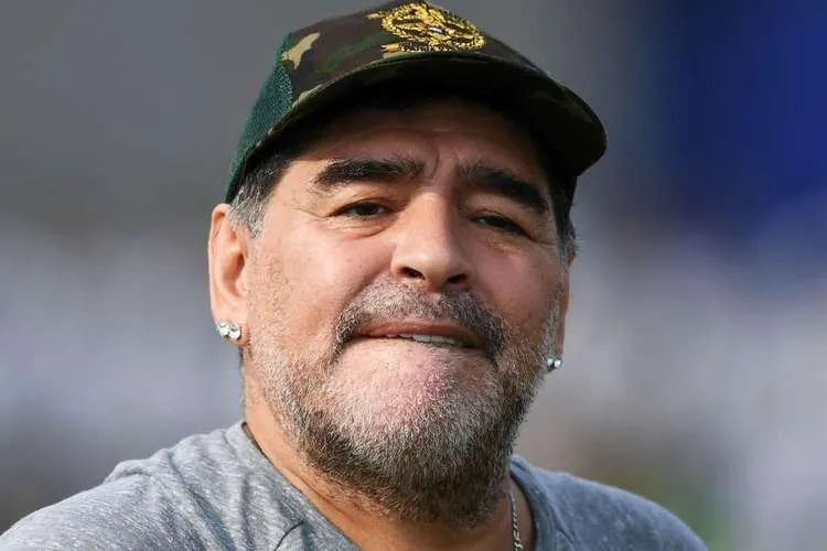 Em postagem em uma rede social, Romário homenageou Maradona