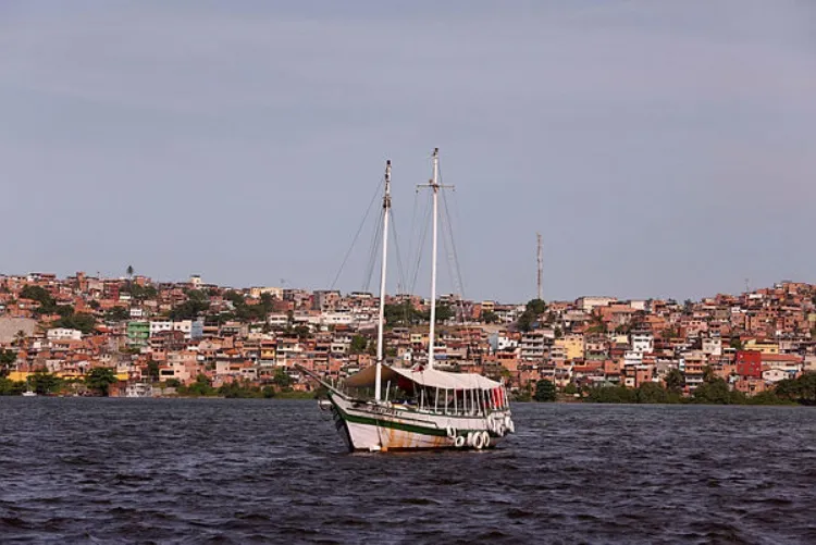 Com o tempo, os brancos de seu Pereira abandonaram os casarões e a Ribeira se tornou um símbolo da mais popular baianidade | Foto: Ag. A TARDE