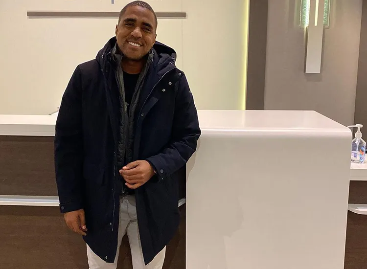 Raiam Santos é autor de nove livros e trabalha com palestras e coaching | Foto: Reprodução | Instagram