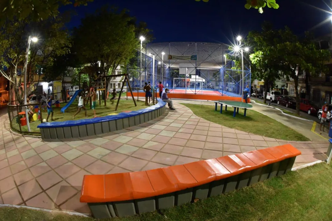 Praça inaugurada no bairro conta com opções de lazer para jovens e adultos
