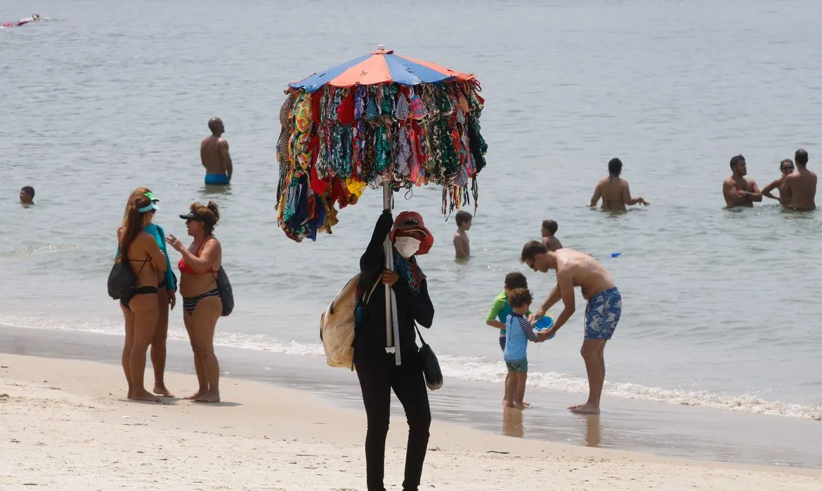 Está liberada a permanência nas areias da praia, onde os vendedores ambulantes podem voltar a oferecer bebidas alcoólicas e alugar cadeiras e guarda-sóis | Foto: Fernando Frazão | Agência Brasil