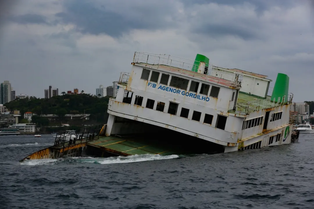 A submersão da embarcação durou cerca de dois minutos | Foto: Rafael Martins | Ag: A TARDE