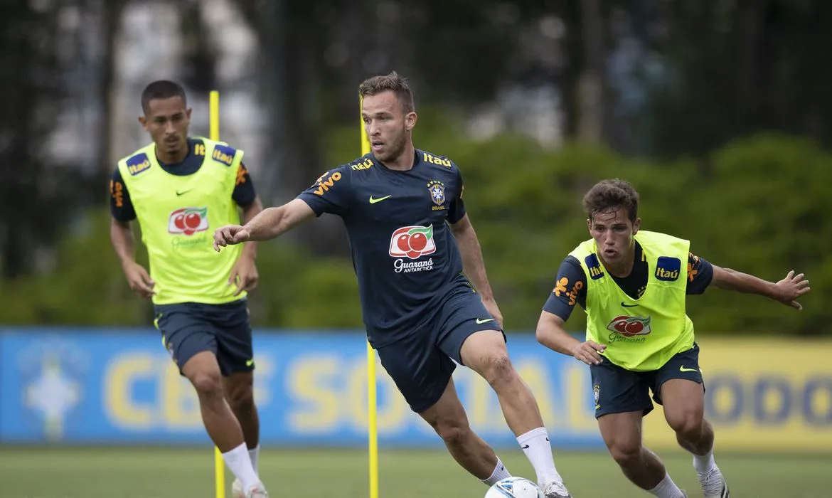 Técnico pode escalar Arthur (centro) nesta terça no lugar do volante Allan | Foto: Lucas Figueiredo | CBF