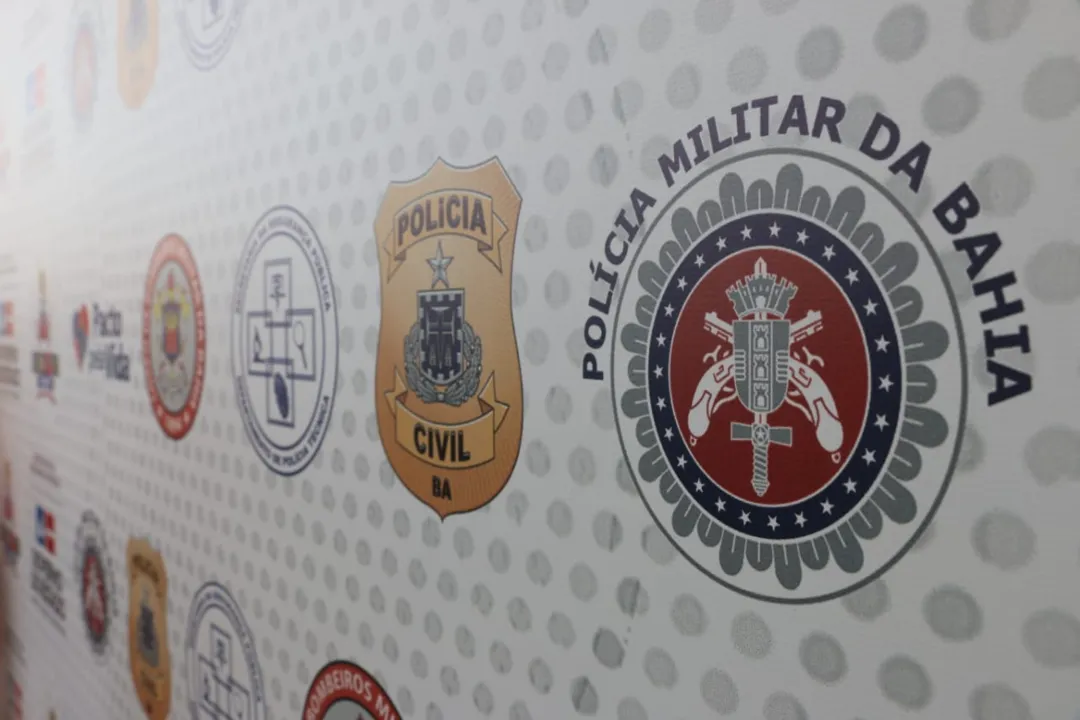 Nas imagens, os atores usam armas falsas, simulando integrarem uma quadrilha de traficantes de drogas | Foto: Divulgação | SSP